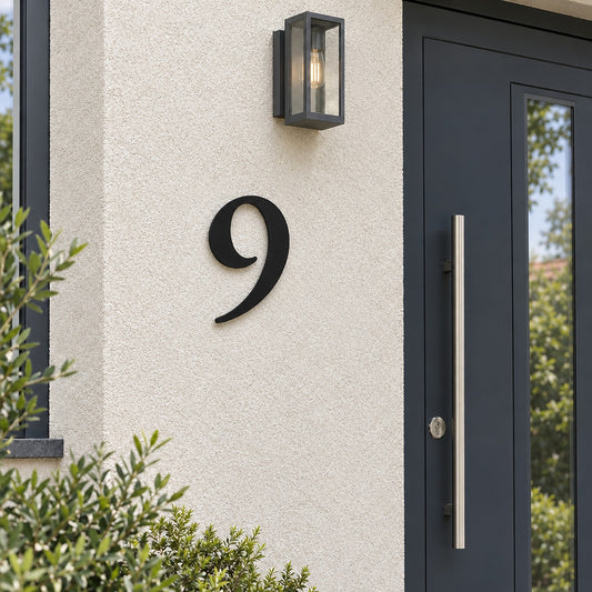 Edelstahl Hausnummer personalisiert – Klassische Hausnummer „9“ in Schwarz neben der Haustür · WesterWerk
