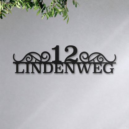 Edelstahl Straßenschild mit Hausnummer personalisiert – Klassisches Straßenschild „Lindenweg 12“ an der Hauswand, Edelstahl Schwarz RAL 9005 · WesterWerk