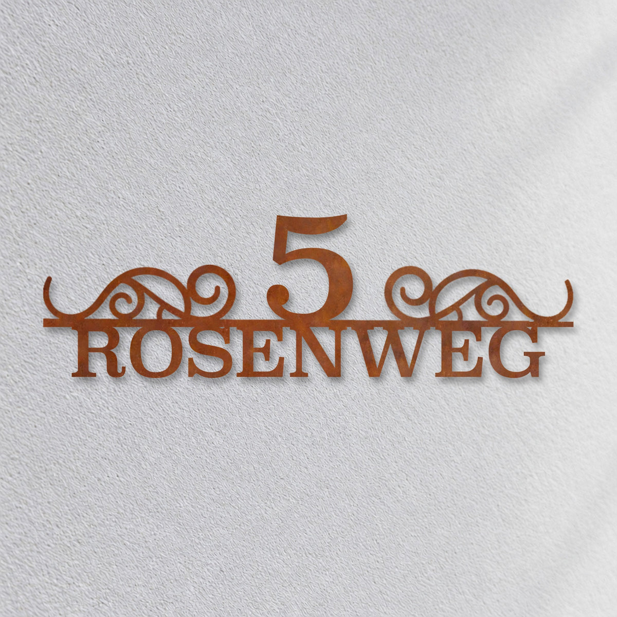 Edelstahl Straßenschild mit Hausnummer personalisiert – Klassisches Straßenschild „Rosenweg 5“ Nahaufnahme an der Fassade, Cortenstahl Edelrost · WesterWerk