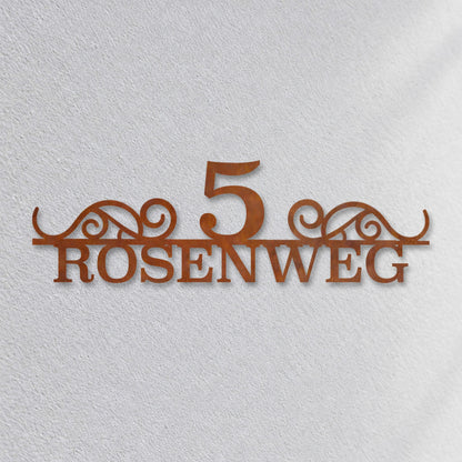 Edelstahl Straßenschild mit Hausnummer personalisiert – Klassisches Straßenschild „Rosenweg 5“ Nahaufnahme an der Fassade, Cortenstahl Edelrost · WesterWerk