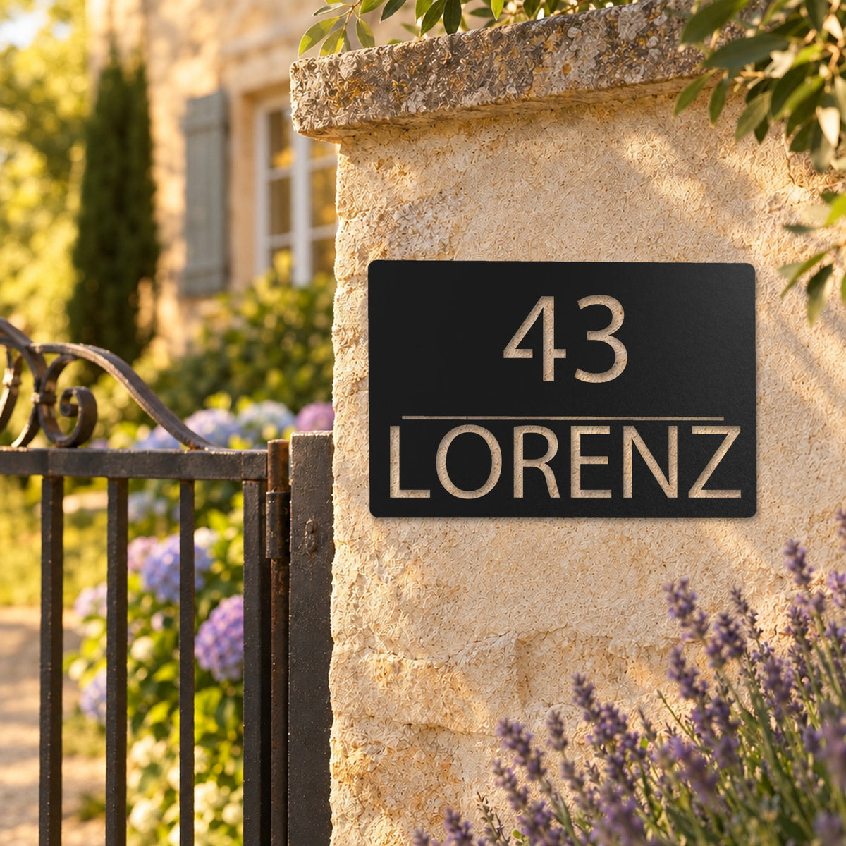 Edelstahl Hausnummernschild personalisiert – Linienschild „43 Lorenz“ am Gartenpfeiler, Edelstahl Schwarz RAL 9005 · WesterWerk