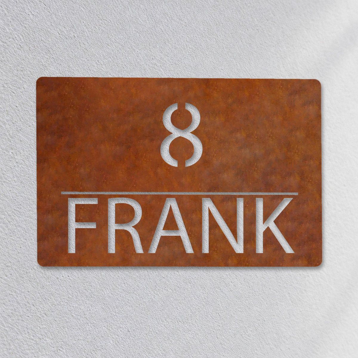 Edelstahl Hausnummernschild personalisiert – Linienschild „8 Frank“ Nahaufnahme an der Fassade, Edelstahl Cortenstahl · WesterWerk