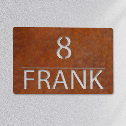 Edelstahl Hausnummernschild personalisiert – Linienschild „8 Frank“ Nahaufnahme an der Fassade, Edelstahl Cortenstahl · WesterWerk