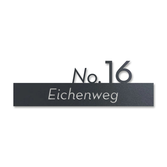 Edelstahl Straßenschild mit Hausnummer personalisiert – Moderne Nummer auf Straße „Eichenweg 16“, lasergeschnitten · WesterWerk