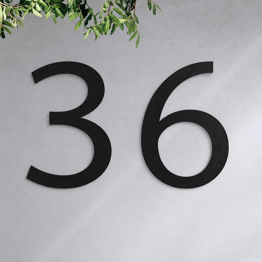 Edelstahl Hausnummer personalisiert – Moderne Hausnummer „36“ in Schwarz an der Hauswand · WesterWerk