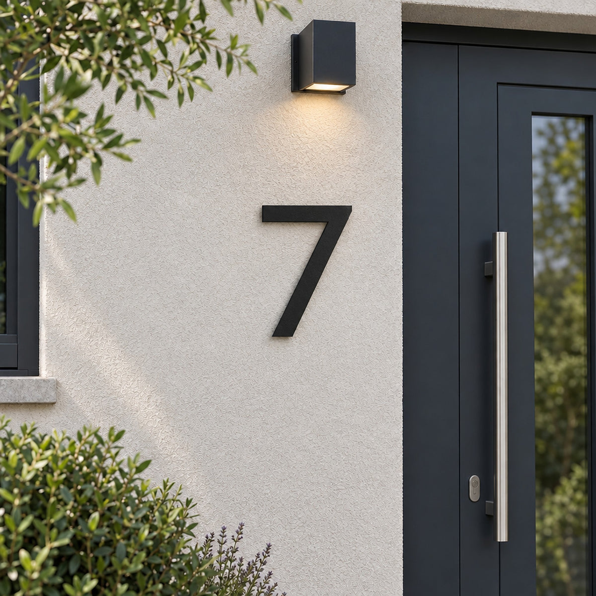 Edelstahl Hausnummer personalisiert – Moderne Hausnummer „7“ in Schwarz neben der Haustür · WesterWerk