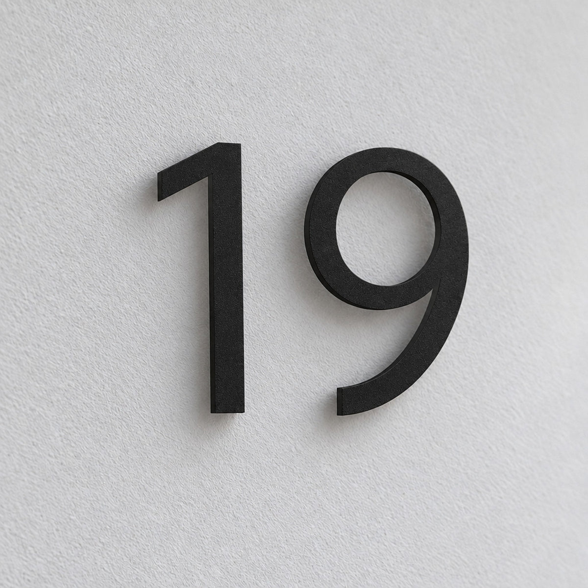 Edelstahl Hausnummer personalisiert – Moderne Hausnummer „19“ in Schwarz, Nahaufnahme · WesterWerk