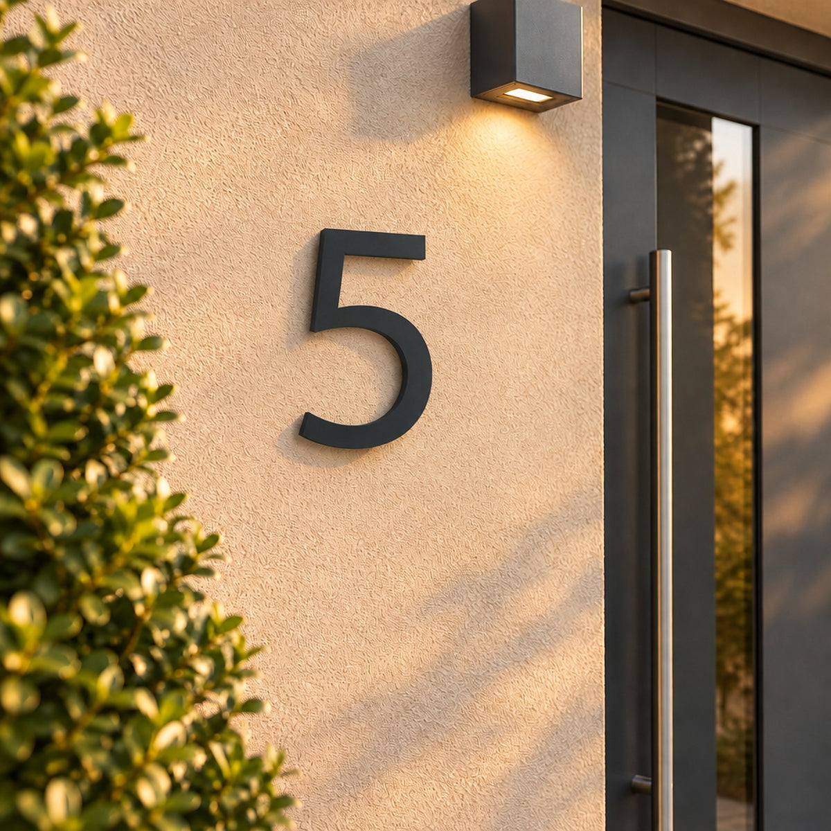 Edelstahl Hausnummer personalisiert – Moderne Hausnummer „5“ in Anthrazit an der Hauswand · WesterWerk