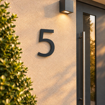 Edelstahl Hausnummer personalisiert – Moderne Hausnummer „5“ in Anthrazit an der Hauswand · WesterWerk