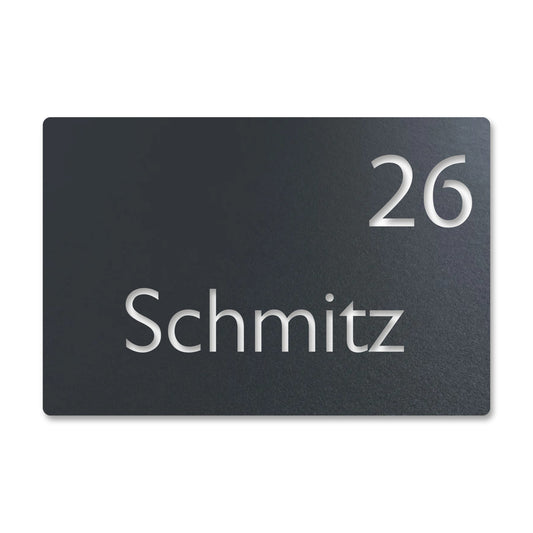 Edelstahl Hausnummernschild personalisiert – Moderne Nummer- und Namensschild „26 Schmitz“, lasergeschnitten · WesterWerk