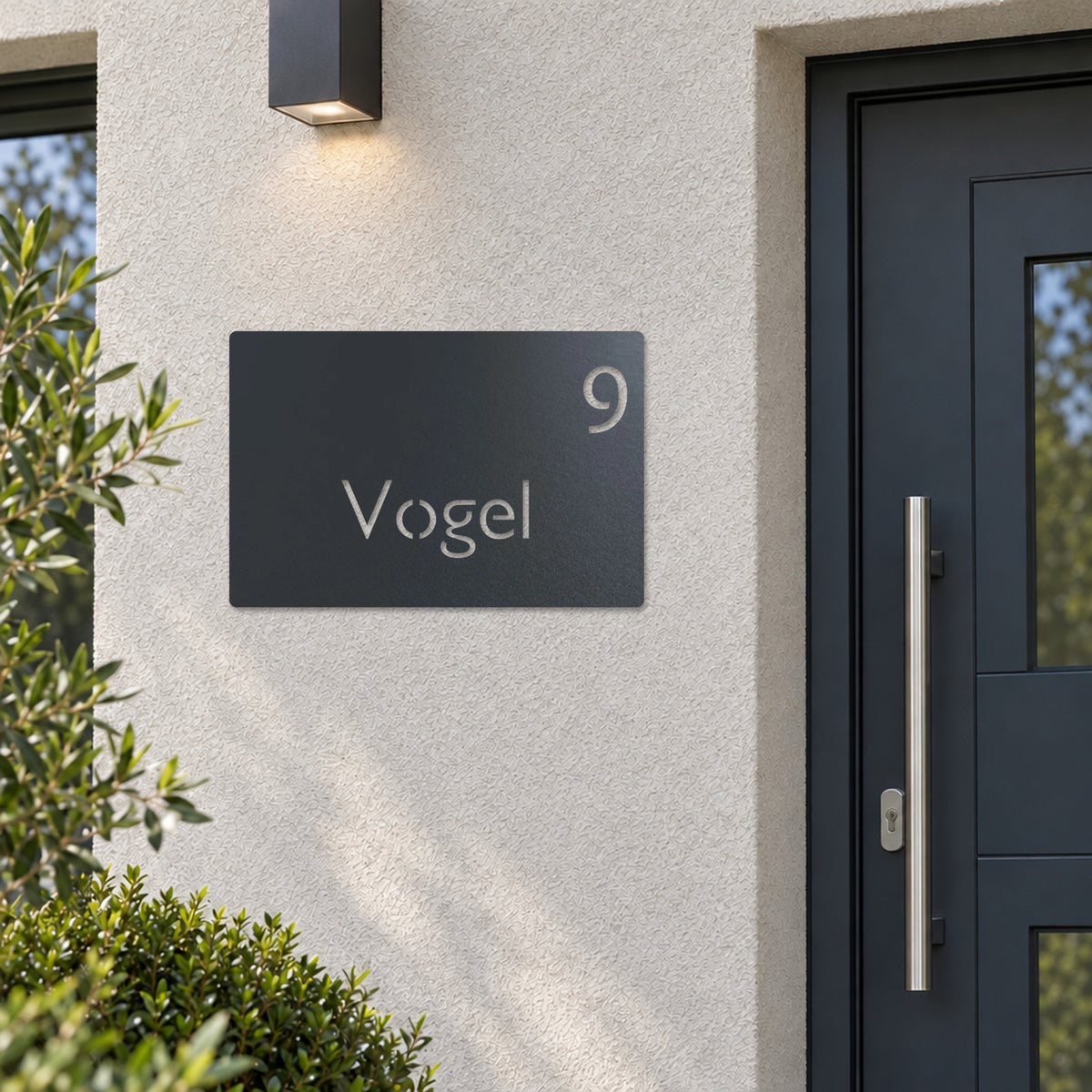 Edelstahl Hausnummernschild personalisiert – Moderne Nummer- und Namensschild „9 Vogel“ neben der Haustür, Edelstahl Anthrazit RAL 7016 · WesterWerk