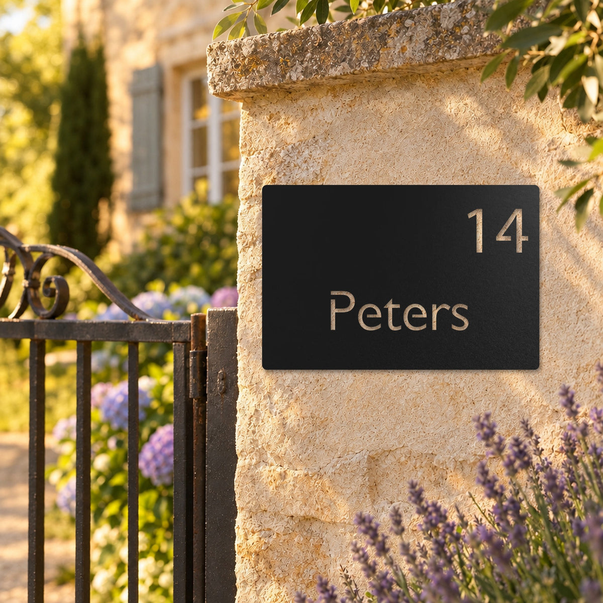 Edelstahl Hausnummernschild personalisiert – Moderne Nummer- und Namensschild „14 Peters“ am Gartenpfeiler, Edelstahl Schwarz RAL 9005 · WesterWerk