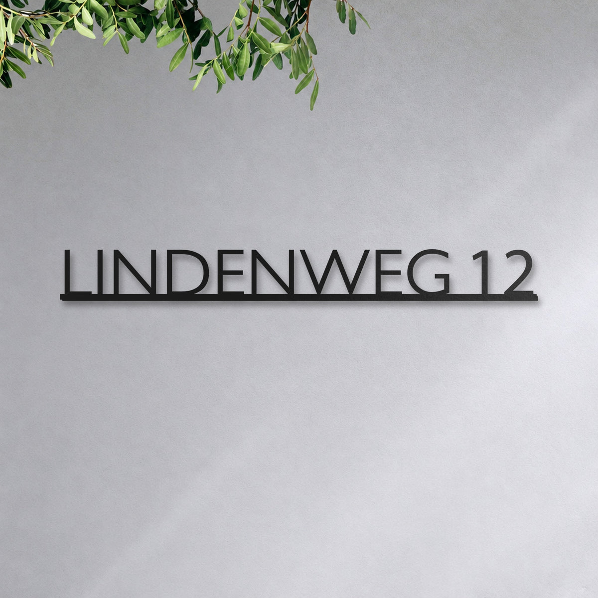 Edelstahl Straßenschild mit Hausnummer personalisiert – Modernes Einzeiliges Straßenschild „Lindenweg 12“ an der Hauswand, Edelstahl Schwarz RAL 9005 · WesterWerk