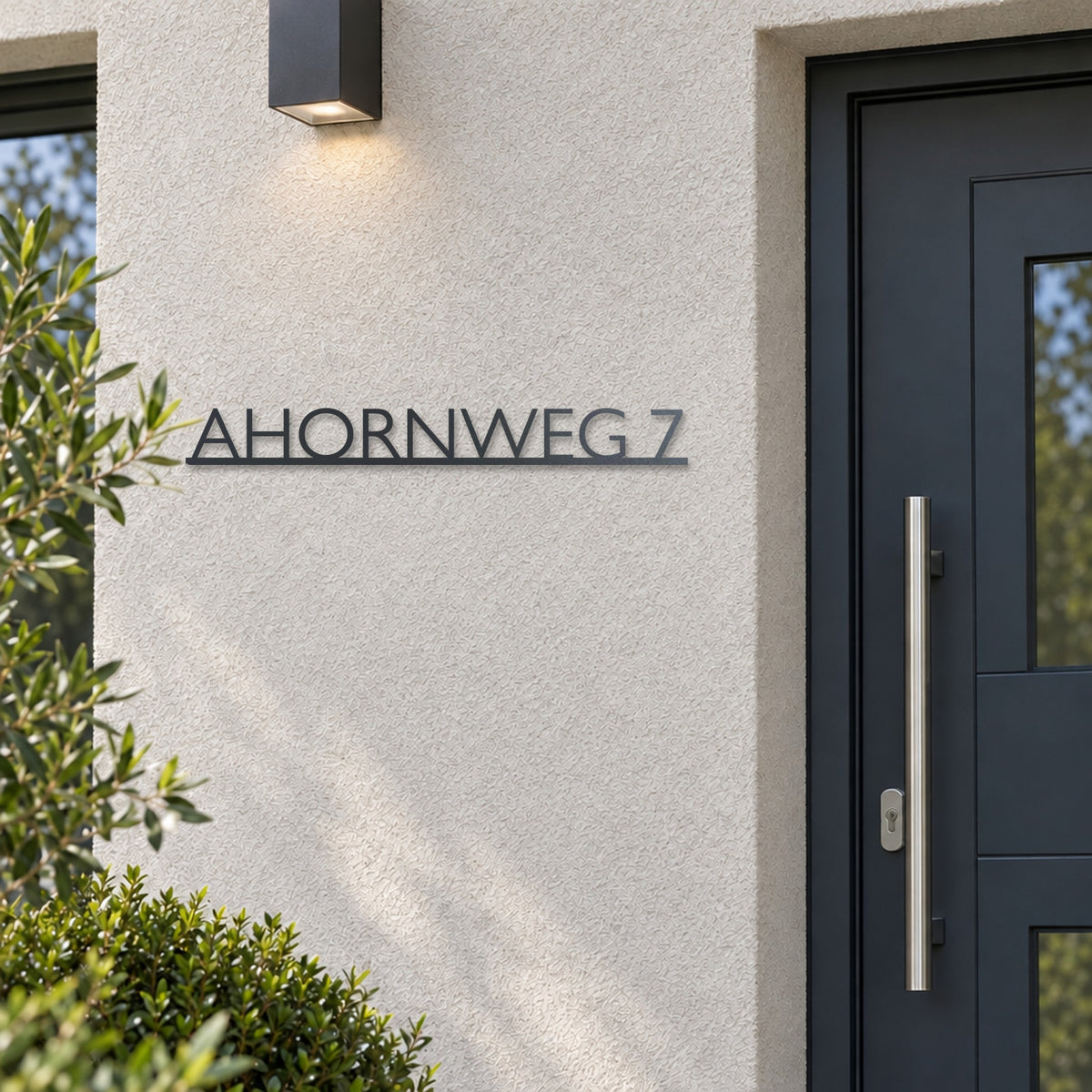 Edelstahl Straßenschild mit Hausnummer personalisiert – Modernes Einzeiliges Straßenschild „Ahornweg 7“ neben der Haustür, Edelstahl Anthrazit RAL 7016 · WesterWerk