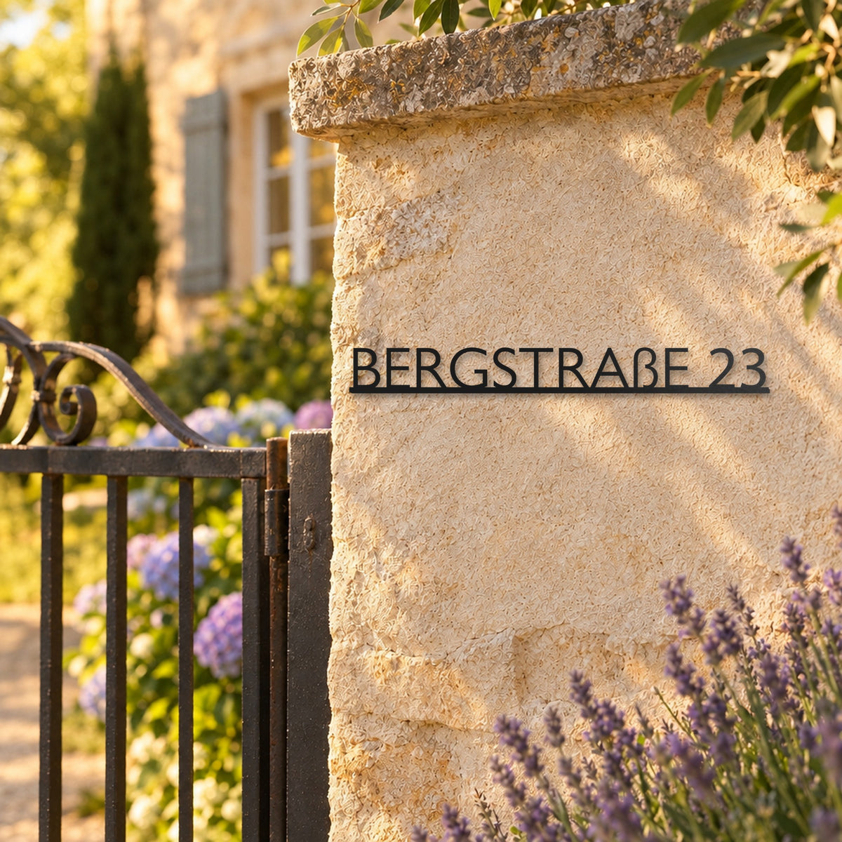 Edelstahl Straßenschild mit Hausnummer personalisiert – Modernes Einzeiliges Straßenschild „Bergstraße 23“ am Gartenpfeiler, Edelstahl Schwarz RAL 9005 · WesterWerk