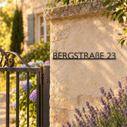 Edelstahl Straßenschild mit Hausnummer personalisiert – Modernes Einzeiliges Straßenschild „Bergstraße 23“ am Gartenpfeiler, Edelstahl Schwarz RAL 9005 · WesterWerk