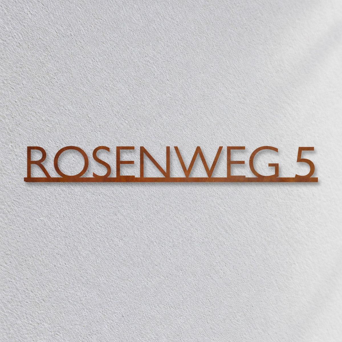 Edelstahl Straßenschild mit Hausnummer personalisiert – Modernes Einzeiliges Straßenschild „Rosenweg 5“ Nahaufnahme an der Fassade, Cortenstahl Edelrost · WesterWerk