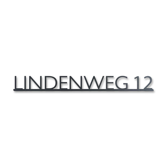 Edelstahl Straßenschild mit Hausnummer personalisiert – Modernes Einzeiliges Straßenschild „Lindenweg 12“, lasergeschnitten · WesterWerk