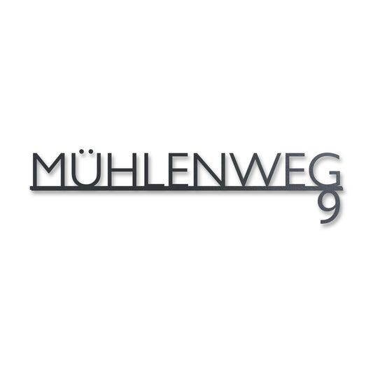 Edelstahl Straßenschild mit Hausnummer personalisiert – Modernes Straßenschild (Unten) „Mühlenweg 9“, lasergeschnitten · WesterWerk