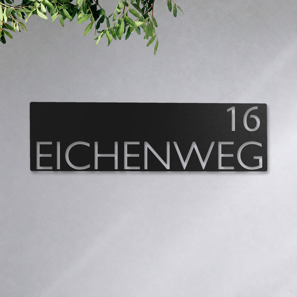 Edelstahl Straßenschild mit Hausnummer personalisiert – Modernes Straßenschild (Schild) „Eichenweg 16“ an der Hauswand, Edelstahl Schwarz RAL 9005 · WesterWerk