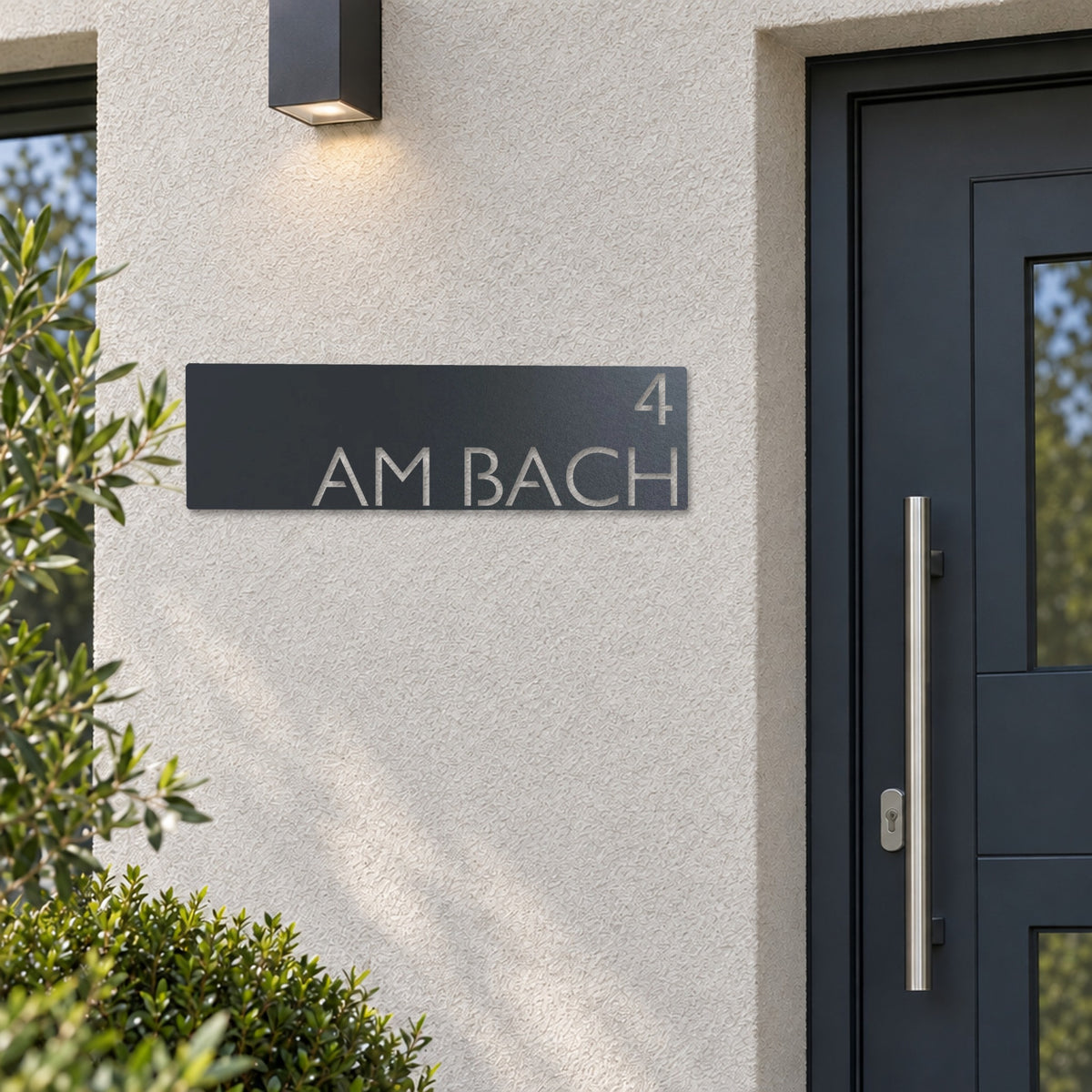 Edelstahl Straßenschild mit Hausnummer personalisiert – Modernes Straßenschild (Schild) „Am Bach 4“ neben der Haustür, Edelstahl Anthrazit RAL 7016 · WesterWerk