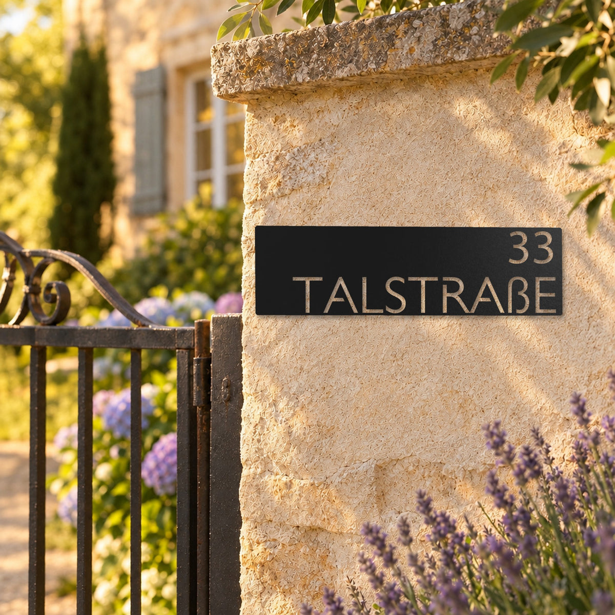 Edelstahl Straßenschild mit Hausnummer personalisiert – Modernes Straßenschild (Schild) „Talstraße 33“ am Gartenpfeiler, Edelstahl Schwarz RAL 9005 · WesterWerk