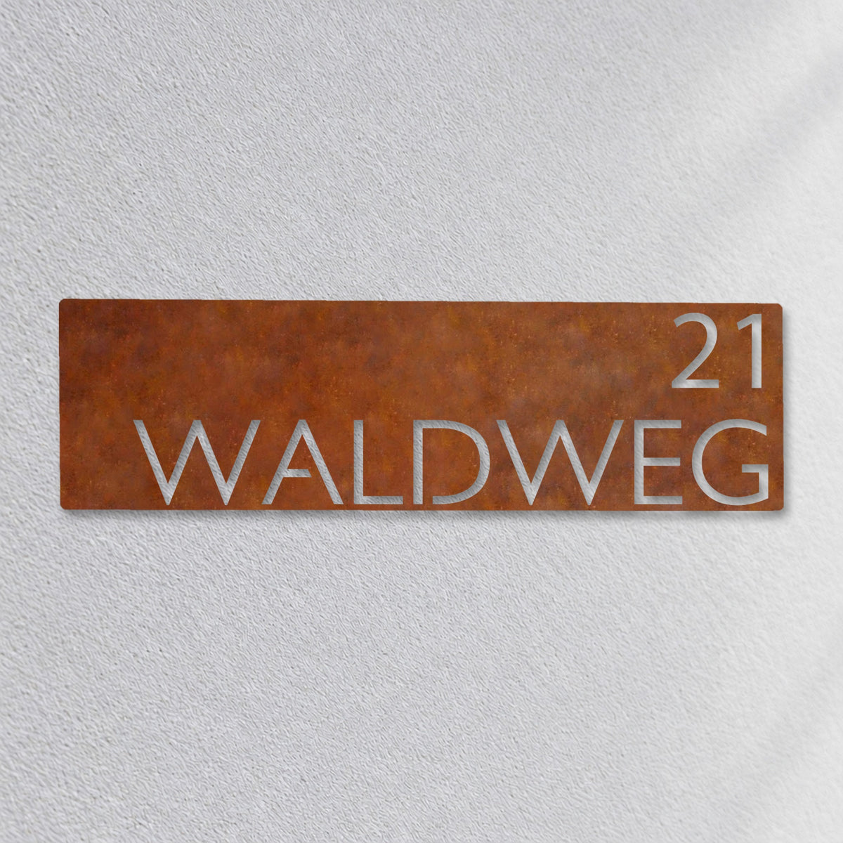 Edelstahl Straßenschild mit Hausnummer personalisiert – Modernes Straßenschild (Schild) „Waldweg 21“ Nahaufnahme an der Fassade, Cortenstahl Edelrost · WesterWerk