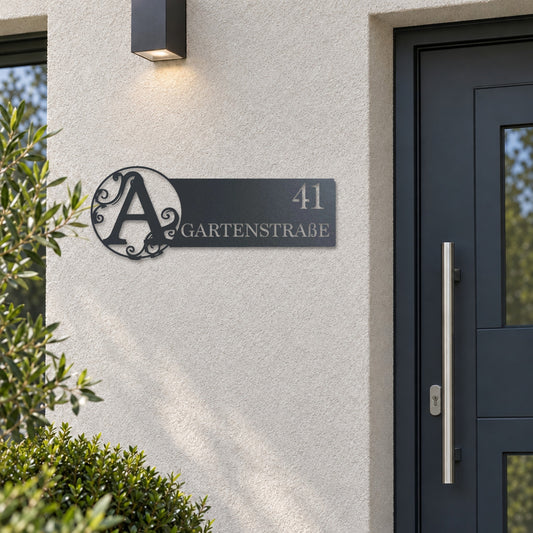 Edelstahl Straßenschild mit Hausnummer personalisiert – Monogramm Straßenschild „Gartenstraße 41“ neben der Haustür, Edelstahl Anthrazit RAL 7016 · WesterWerk