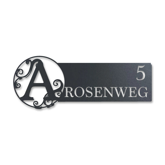 Edelstahl Straßenschild mit Hausnummer personalisiert – Monogramm Straßenschild „Rosenweg 5“, lasergeschnitten · WesterWerk