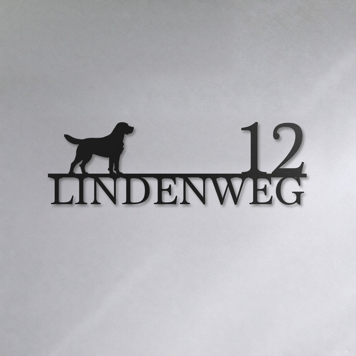 Straßenschild mit Motiv – Labrador „Lindenweg 12“, 70 cm, Schwarz