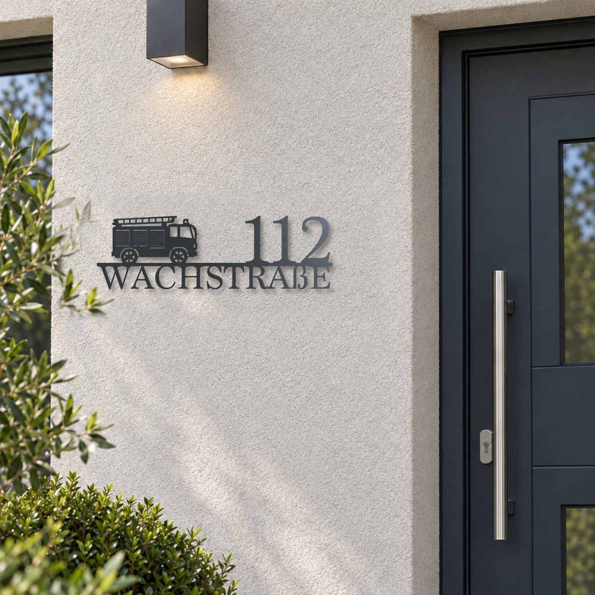 Straßenschild mit Motiv – Löschfahrzeug „Wachstraße 112“, 70 cm, Edelstahl Anthrazit an der Hauswand neben der Haustür