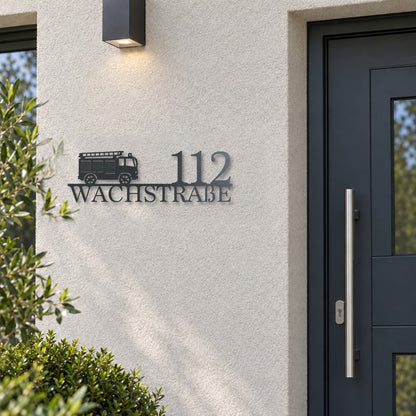 Straßenschild mit Motiv – Löschfahrzeug „Wachstraße 112“, 70 cm, Edelstahl Anthrazit an der Hauswand neben der Haustür