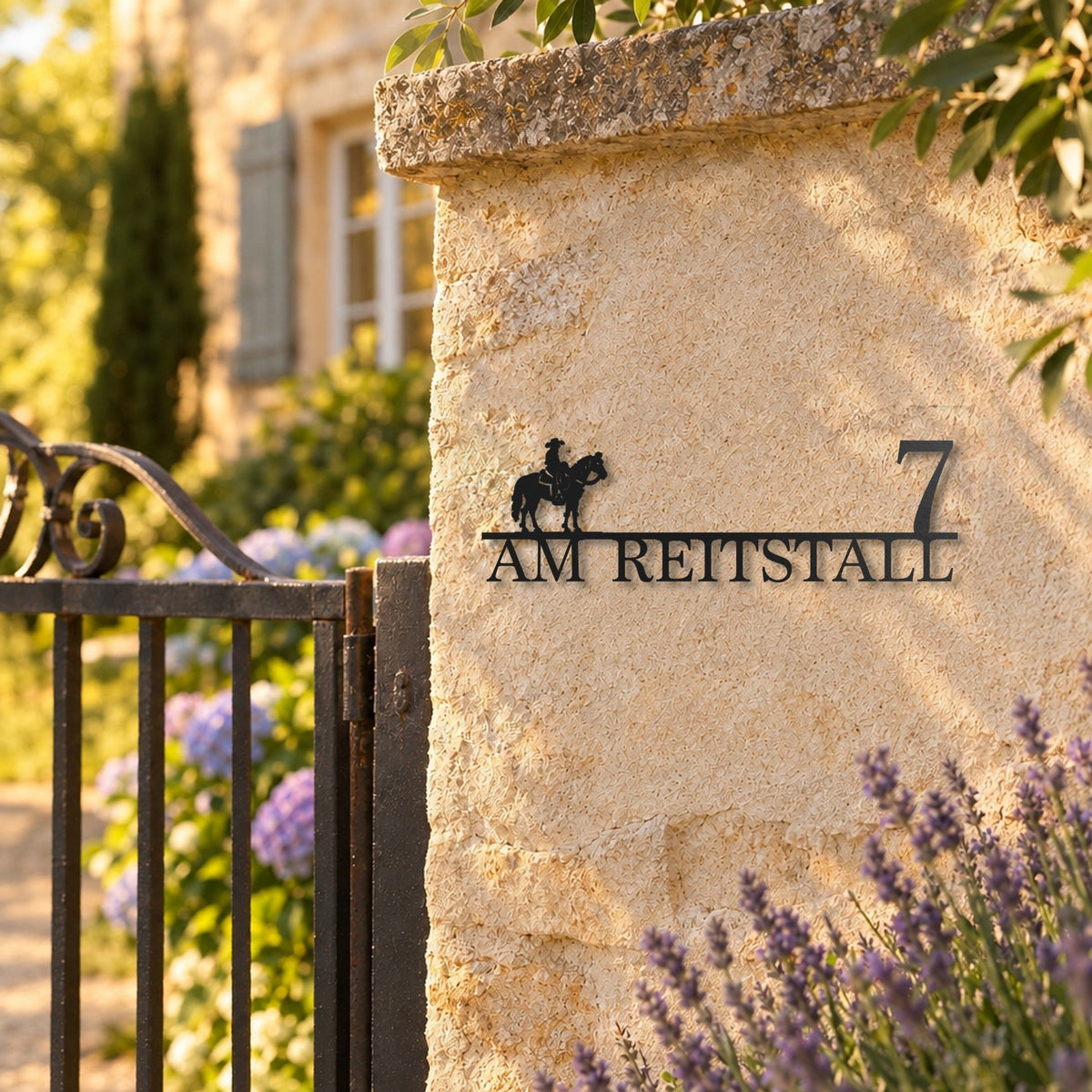 Straßenschild mit Motiv – Westernreiter „Am Reitstall 7“ am Torpfeiler, Schwarz