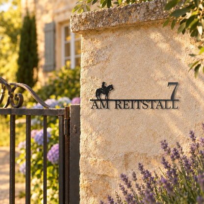 Straßenschild mit Motiv – Westernreiter „Am Reitstall 7“ am Torpfeiler, Schwarz