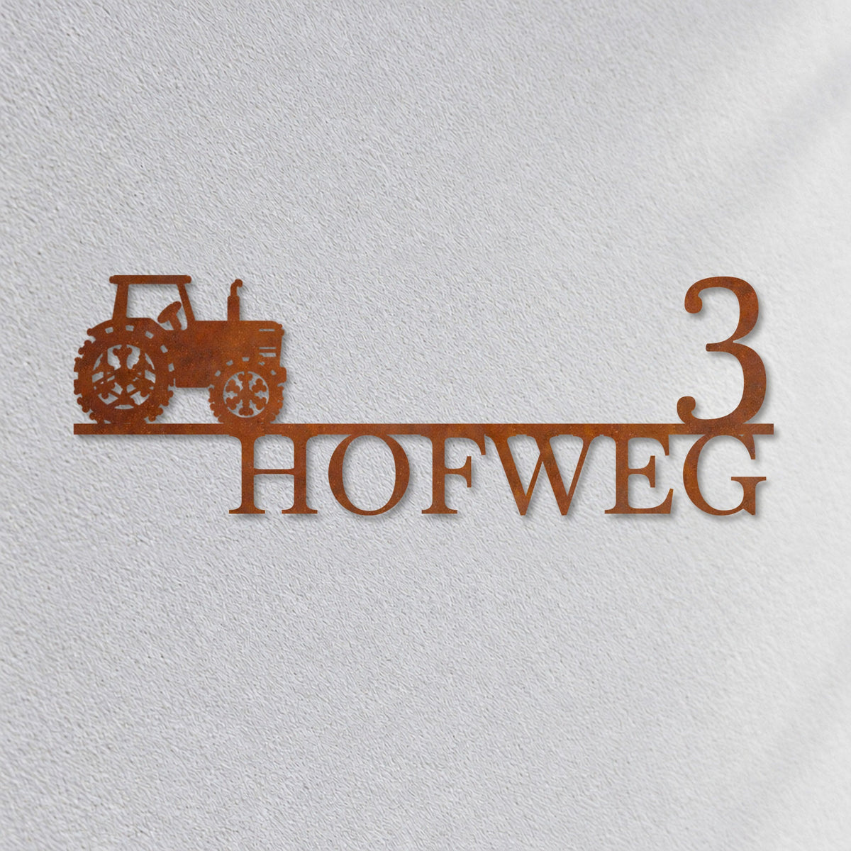 Straßenschild mit Motiv – Traktor „Hofweg 3“, Cortenstahl, Nahaufnahme