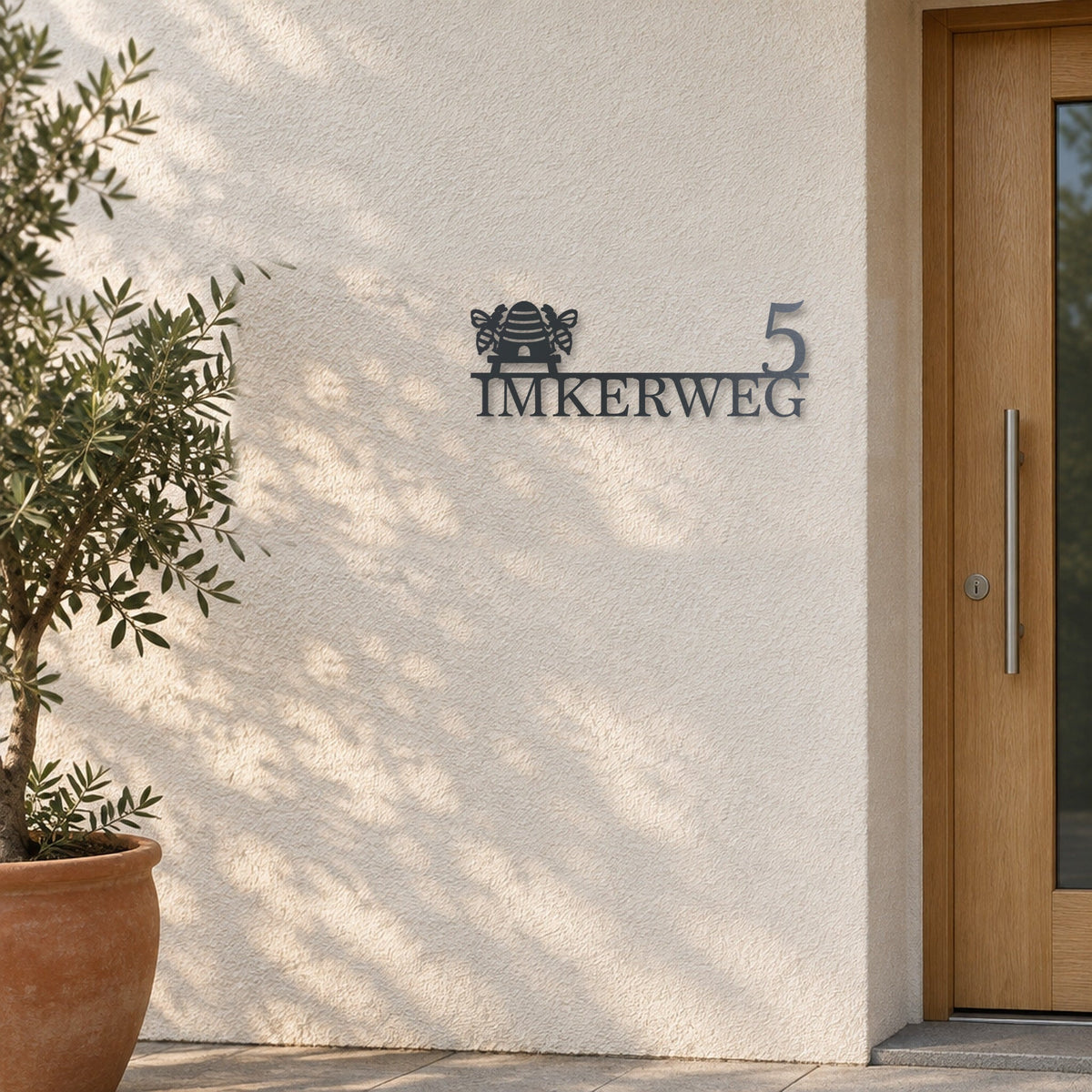 Straßenschild mit Motiv – Imkerzeichen „Imkerweg 5“, 70 cm, Anthrazit neben der Haustür