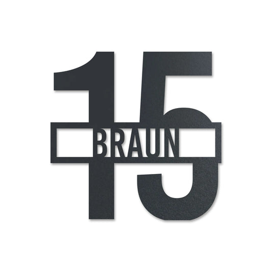 Edelstahl Straßenschild mit Hausnummer personalisiert – Name vor der Nummer „15 Braun“, lasergeschnitten · WesterWerk