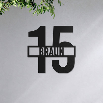 Edelstahl Hausnummernschild personalisiert – Name vor der Nummer „15 Braun“ an der Hauswand, Edelstahl Schwarz RAL 9005 · WesterWerk
