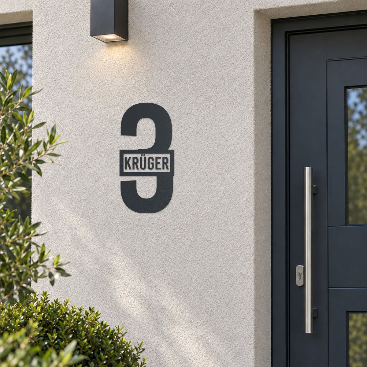 Edelstahl Hausnummernschild personalisiert – Name vor der Nummer „3 Krüger“ neben der Haustür, Edelstahl Anthrazit RAL 7016 · WesterWerk