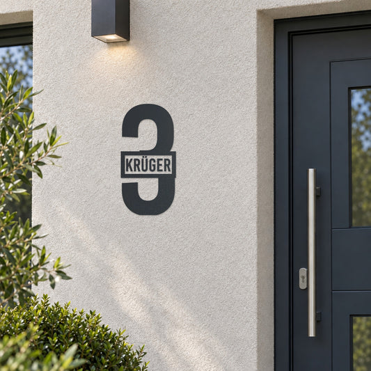 Edelstahl Hausnummernschild personalisiert – Name vor der Nummer „3 Krüger“ neben der Haustür, Edelstahl Anthrazit RAL 7016 · WesterWerk