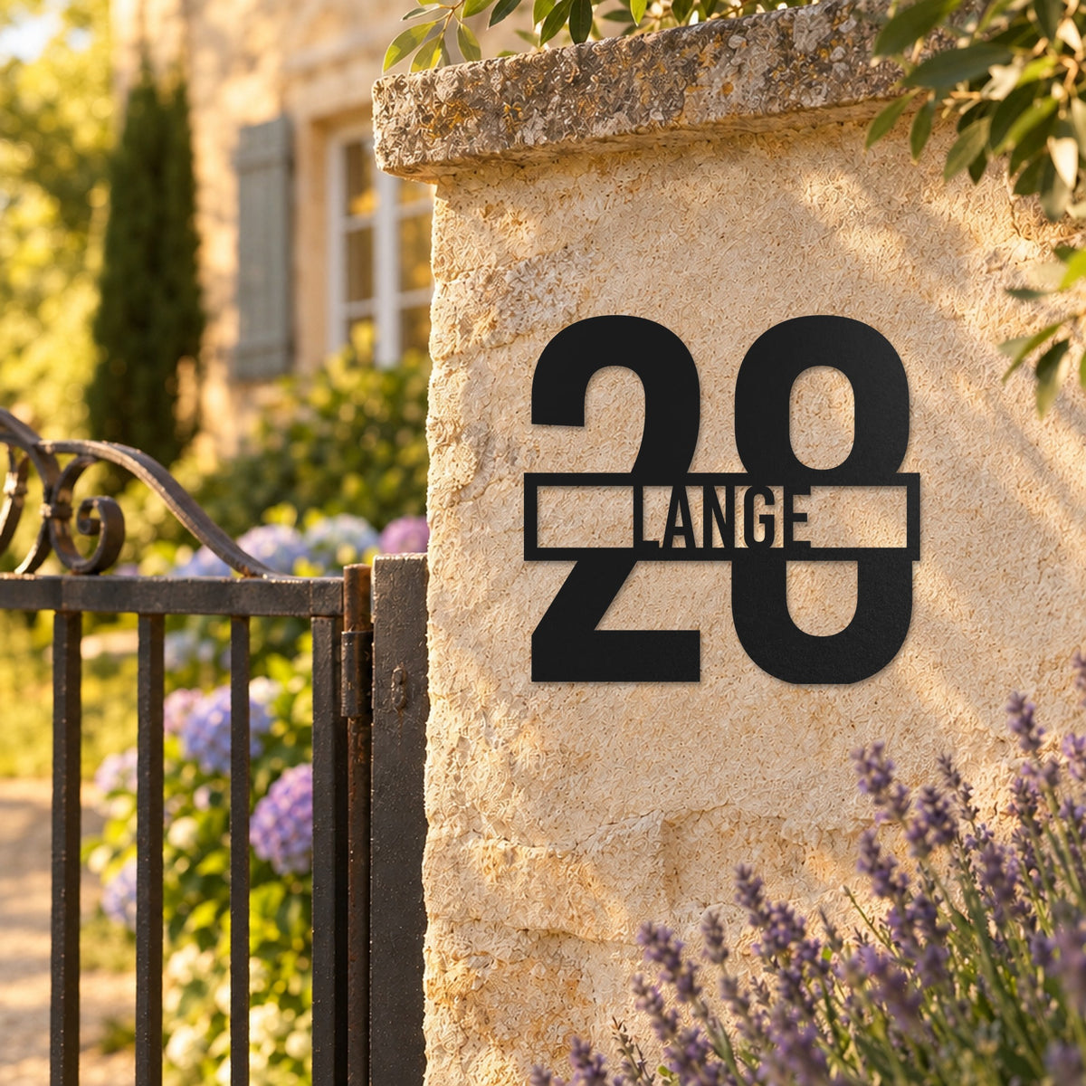 Edelstahl Hausnummernschild personalisiert – Name vor der Nummer „28 Lange“ am Gartenpfeiler, Edelstahl Schwarz RAL 9005 · WesterWerk