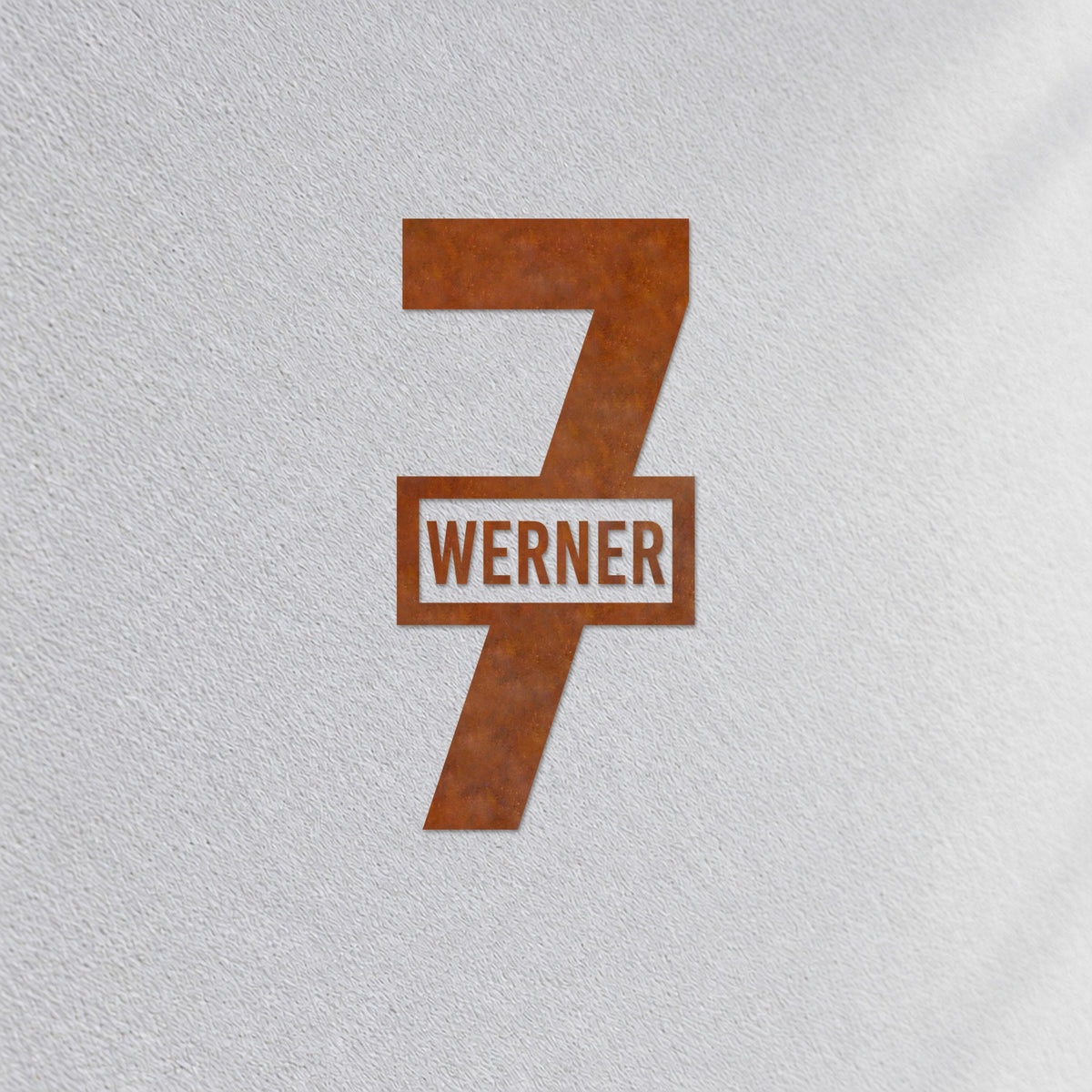 Edelstahl Hausnummernschild personalisiert – Name vor der Nummer „7 Werner“ Nahaufnahme an der Fassade, Edelstahl Cortenstahl · WesterWerk