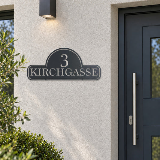 Edelstahl Straßenschild mit Hausnummer personalisiert – Retro Straßenschild mit Nummer „Kirchgasse 3“ neben der Haustür, Edelstahl Anthrazit RAL 7016 · WesterWerk