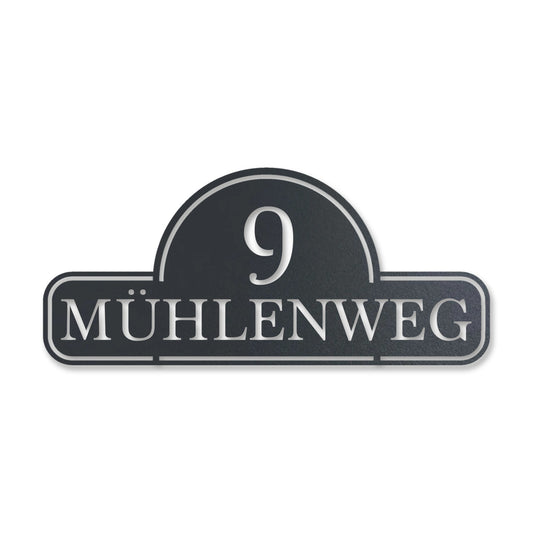 Edelstahl Straßenschild mit Hausnummer personalisiert – Retro Straßenschild mit Nummer „Mühlenweg 9“, lasergeschnitten · WesterWerk