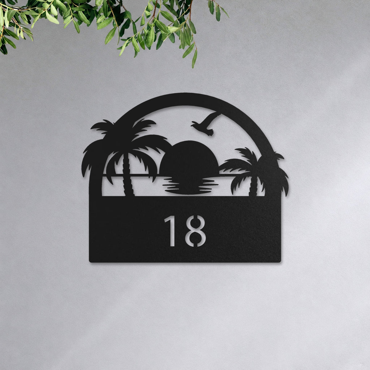 Edelstahl Hausnummernschild personalisiert – Sonnenuntergang Hausschild mit Nummer „18“ an der Hauswand, Edelstahl Schwarz RAL 9005 · WesterWerk