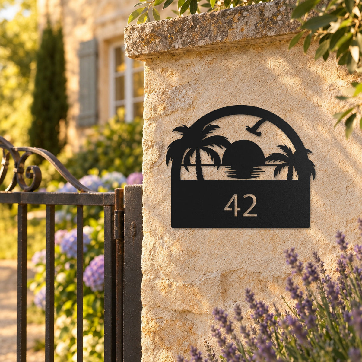 Edelstahl Hausnummernschild personalisiert – Sonnenuntergang Hausschild mit Nummer „42“ am Gartenpfeiler, Edelstahl Schwarz RAL 9005 · WesterWerk
