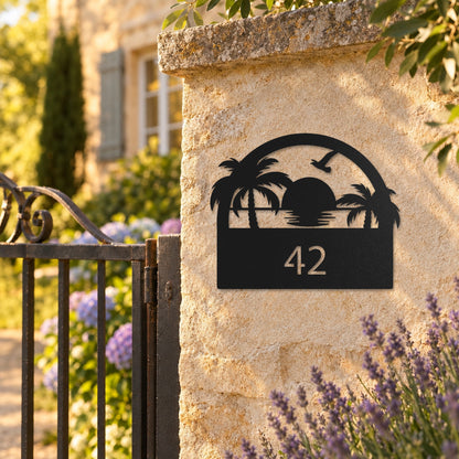 Edelstahl Hausnummernschild personalisiert – Sonnenuntergang Hausschild mit Nummer „42“ am Gartenpfeiler, Edelstahl Schwarz RAL 9005 · WesterWerk