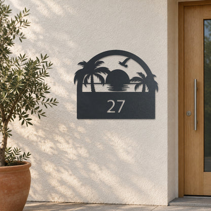 Edelstahl Hausnummernschild personalisiert – Sonnenuntergang Hausschild mit Nummer „27“ an heller Putzwand, Edelstahl Anthrazit RAL 7016 · WesterWerk