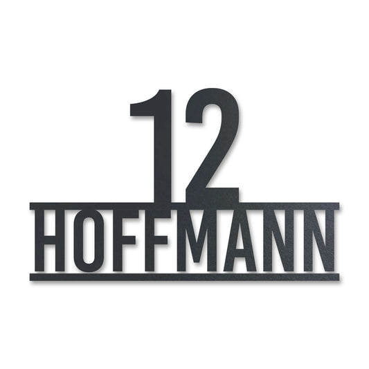 Edelstahl Straßenschild mit Hausnummer personalisiert – Stolze Nummer auf Namen „12 Hoffmann“, lasergeschnitten · WesterWerk