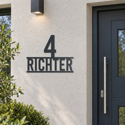 Edelstahl Hausnummernschild personalisiert – Stolze Nummer auf Namen „4 Richter“ neben der Haustür, Edelstahl Anthrazit RAL 7016 · WesterWerk